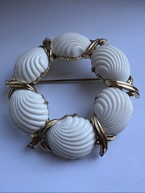 Vintage Coro White Ribbed Shell Wreath Gold Tone Brooch #128